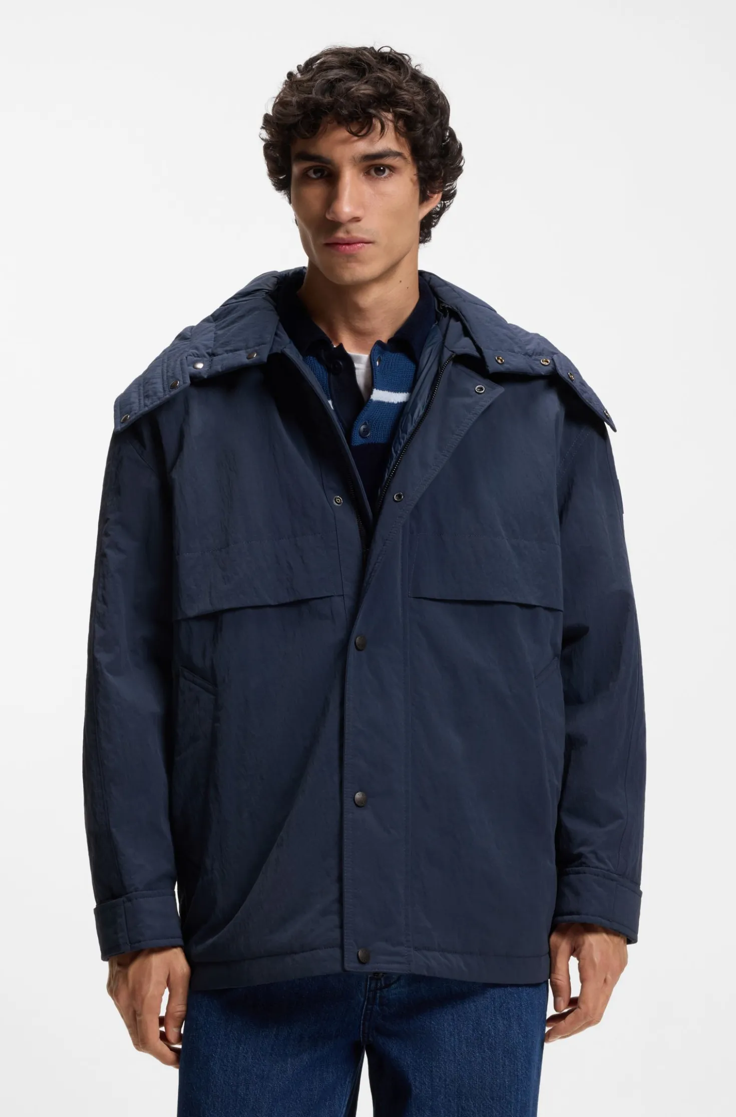 Wasserabweisende Jacke mit abnehmbarer Kapuze