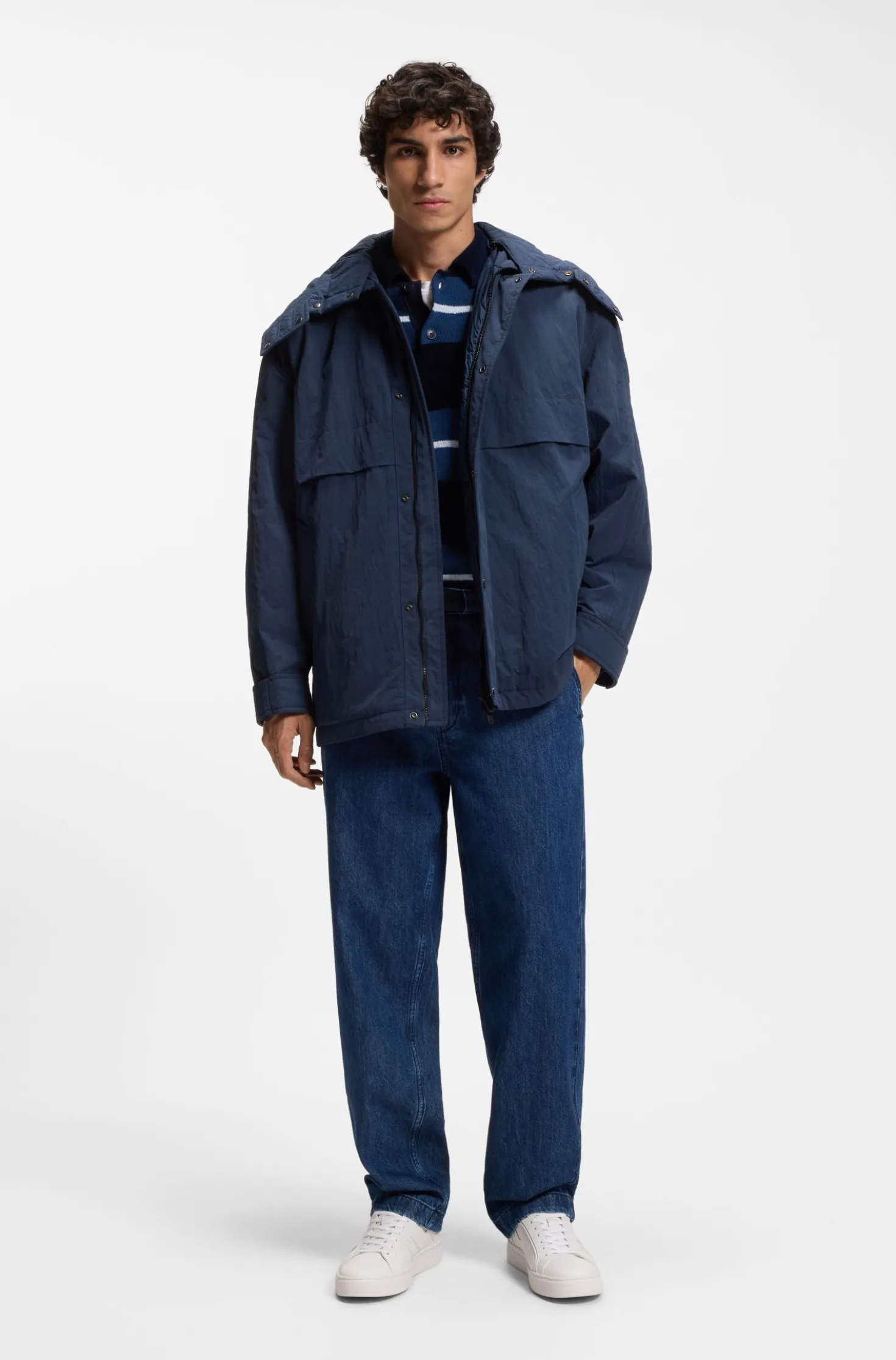 Wasserabweisende Jacke mit abnehmbarer Kapuze