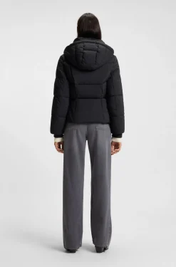 Wattierte Jacke mit Kapuze und Paspeln