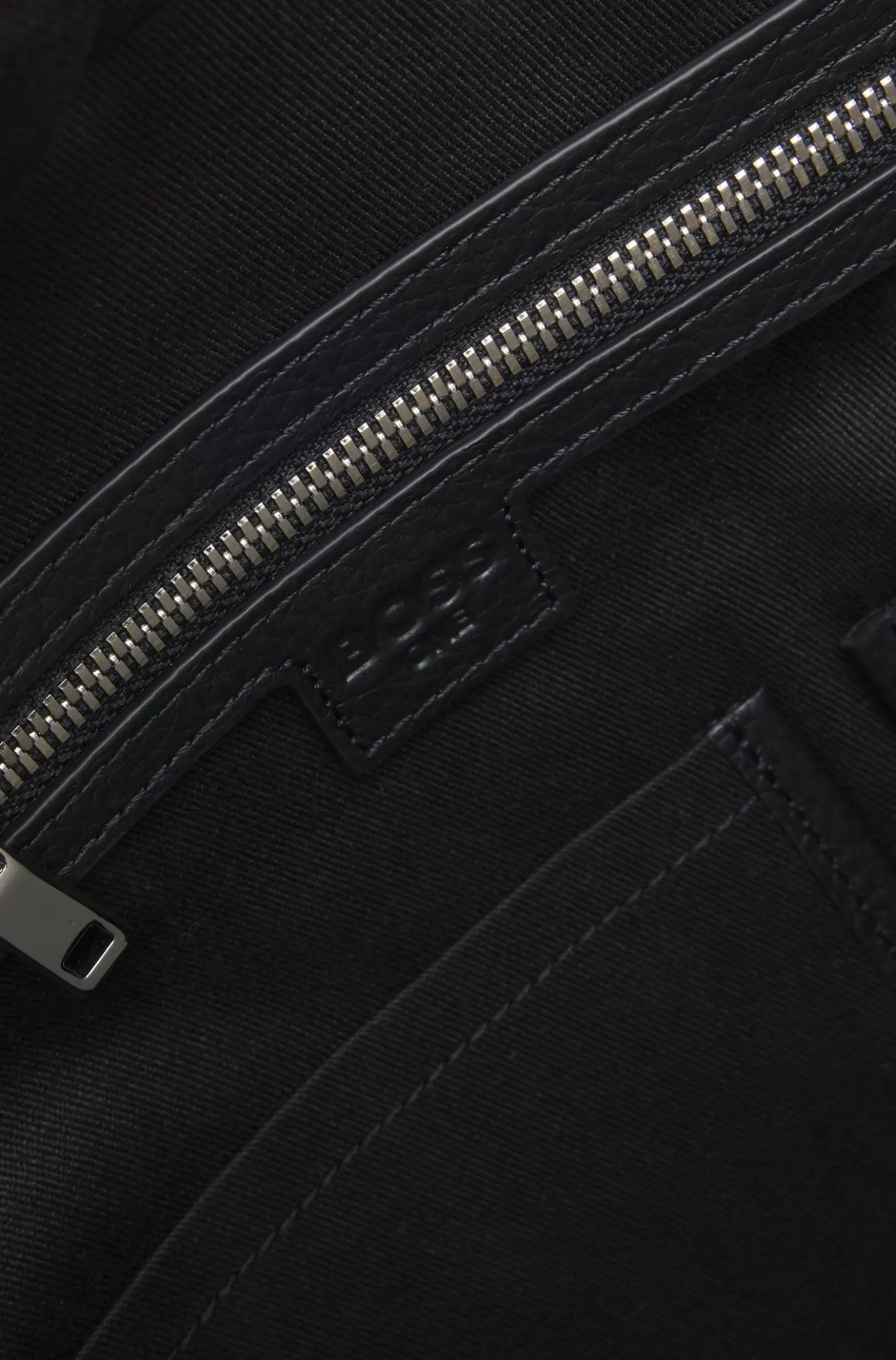Weekender aus genarbtem Leder mit Logo-Prägung