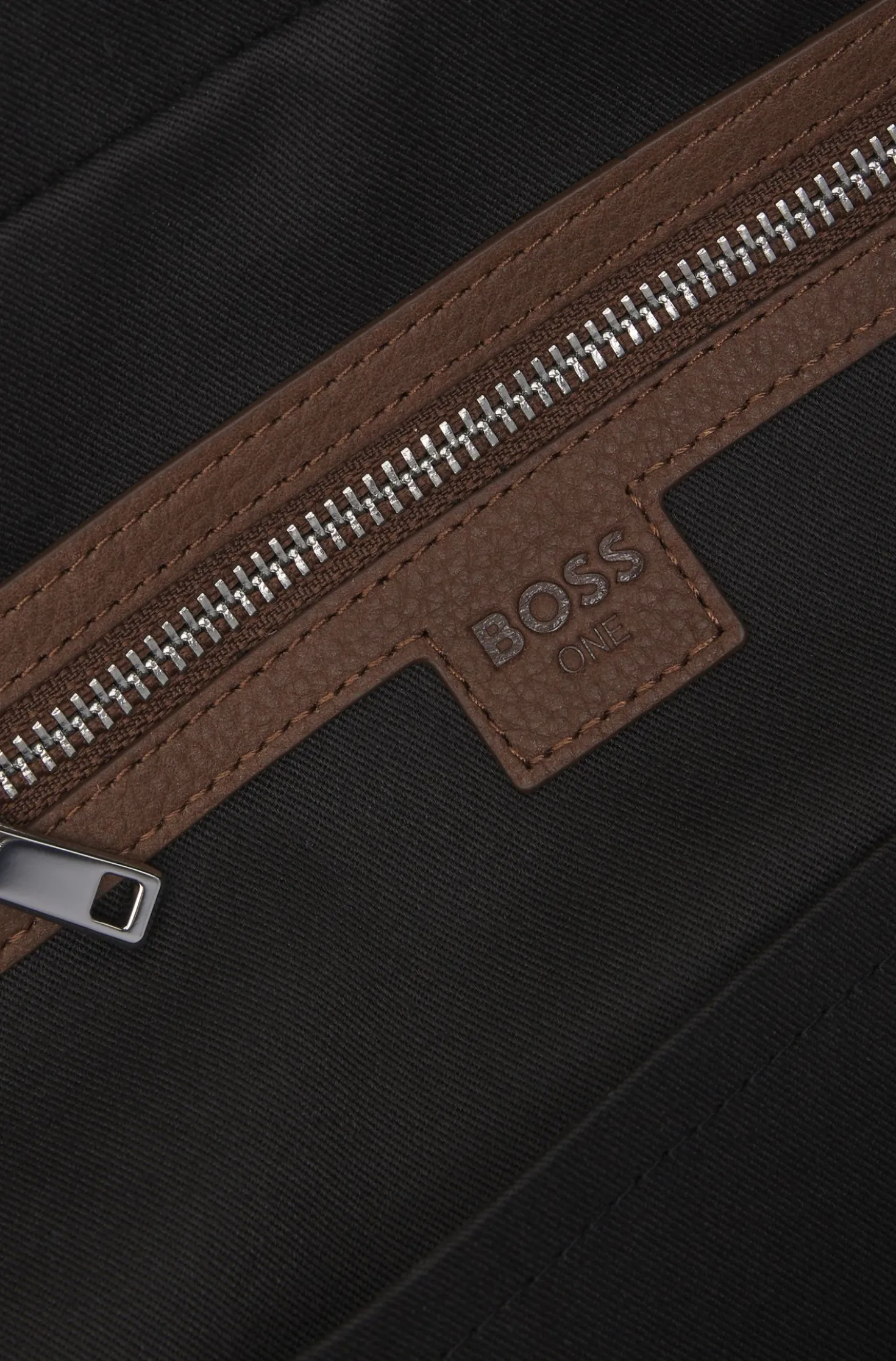 Weekender aus genarbtem Leder mit Logo-Prägung